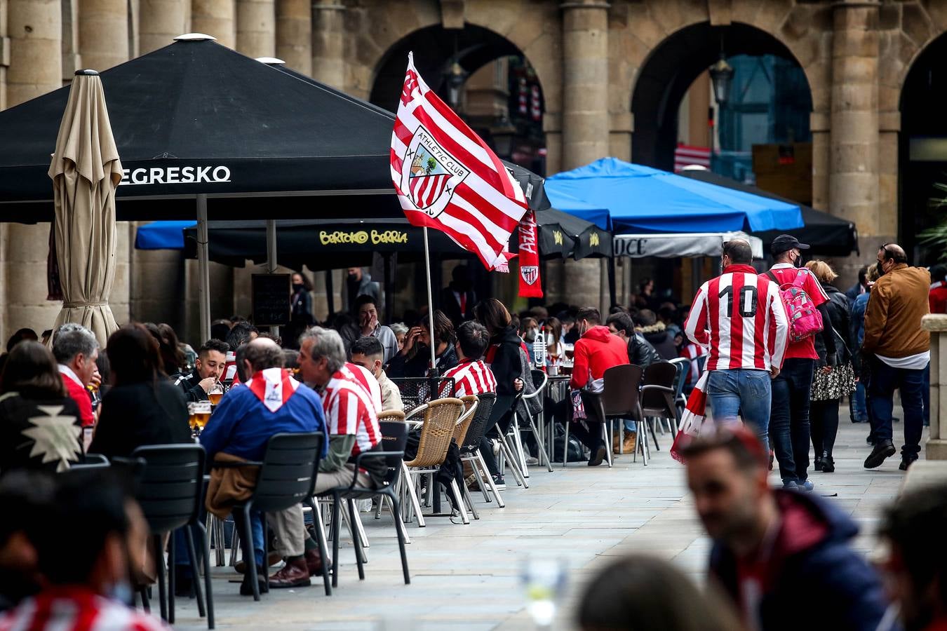 Fotos: Ambiente del Athletic en los balcones de Bizkaia