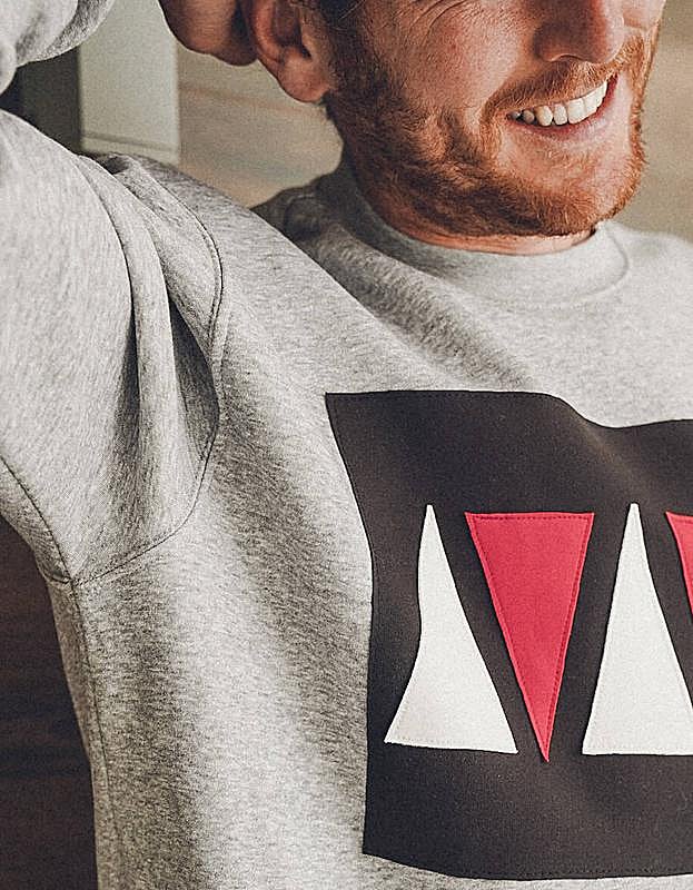 Ibai Gómez posa con su sudadera rojiblanca firmada por Eder Aurre.