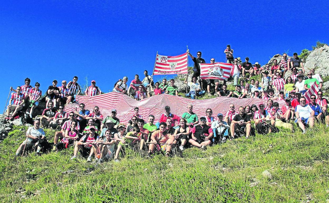 Comunión rojiblanca. Aficionados de todas las edades desplegaron una bandera de 100 metros cuadrados en la cima del monte San Mamés. 