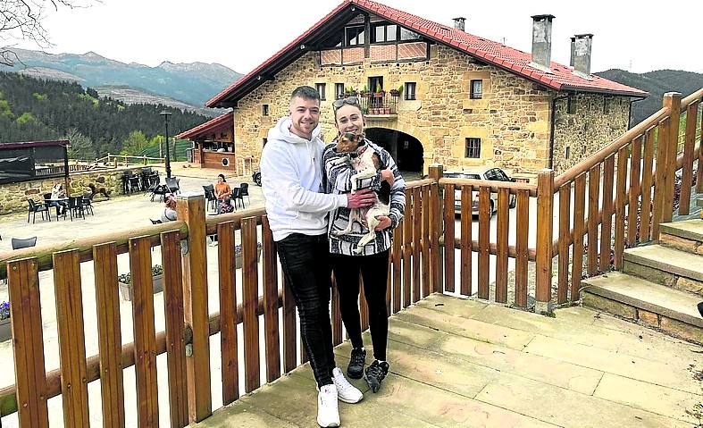 Iñaki e Iraide se alojan junto a su perra en la casa rural Arialdegi de Iurreta. 