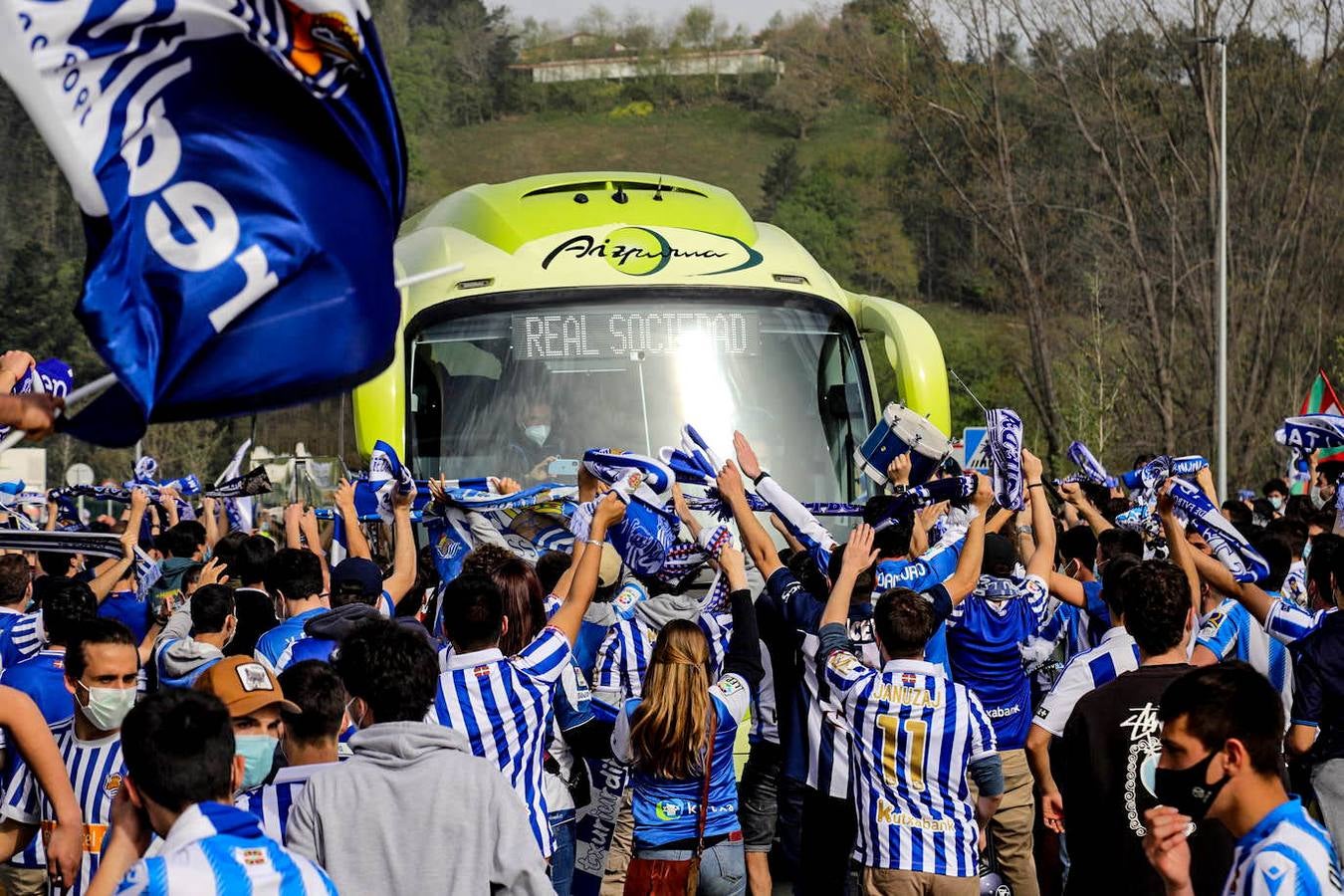 Fotos: Así fue la masiva despedida de los aficionados a la Real Sociedad
