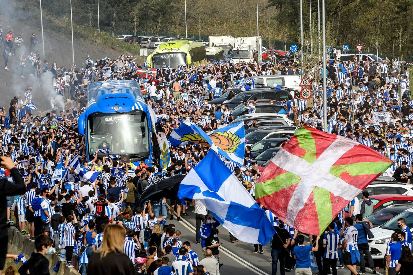 Fotos: Así fue la masiva despedida de los aficionados a la Real Sociedad