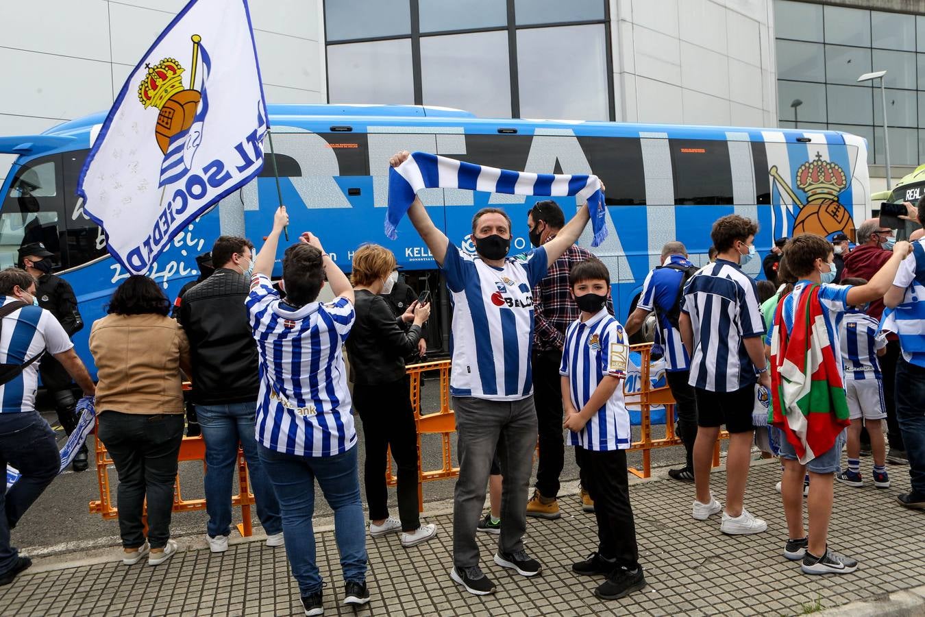 Fotos: Así fue la masiva despedida de los aficionados a la Real Sociedad