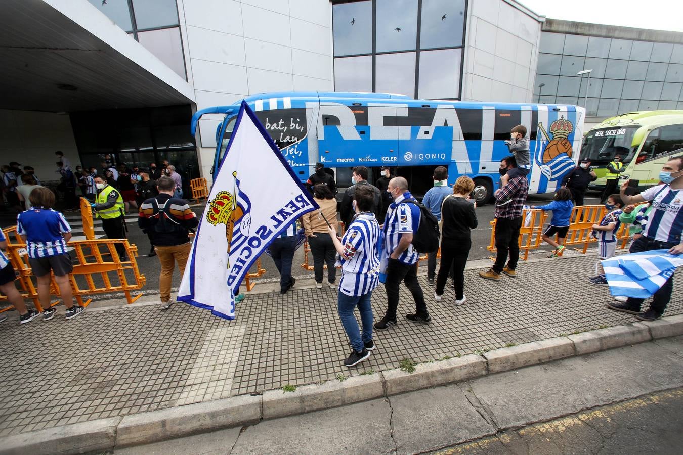 Fotos: Así fue la masiva despedida de los aficionados a la Real Sociedad