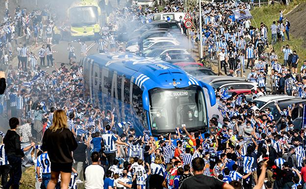 Miles de aficionados esperan a los jugadores de la Real en Zubieta.