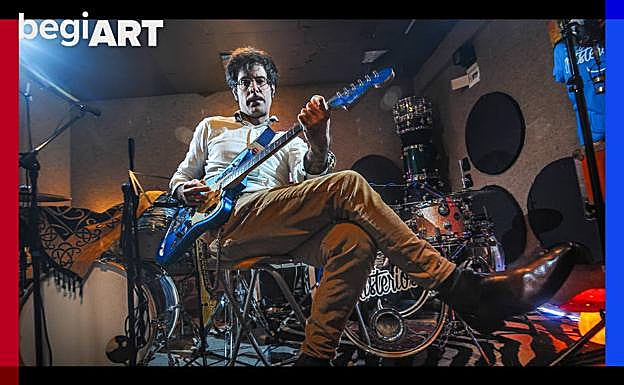 Iñaki Saldias, guitarra Fender Jaguar en mano, en el local de Los Misterios.