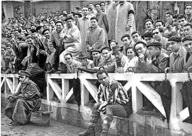 Imagen secundaria 1 - «Mi aitite dejó de ir a San Mamés porque le daba envidia ver a los jugadores»