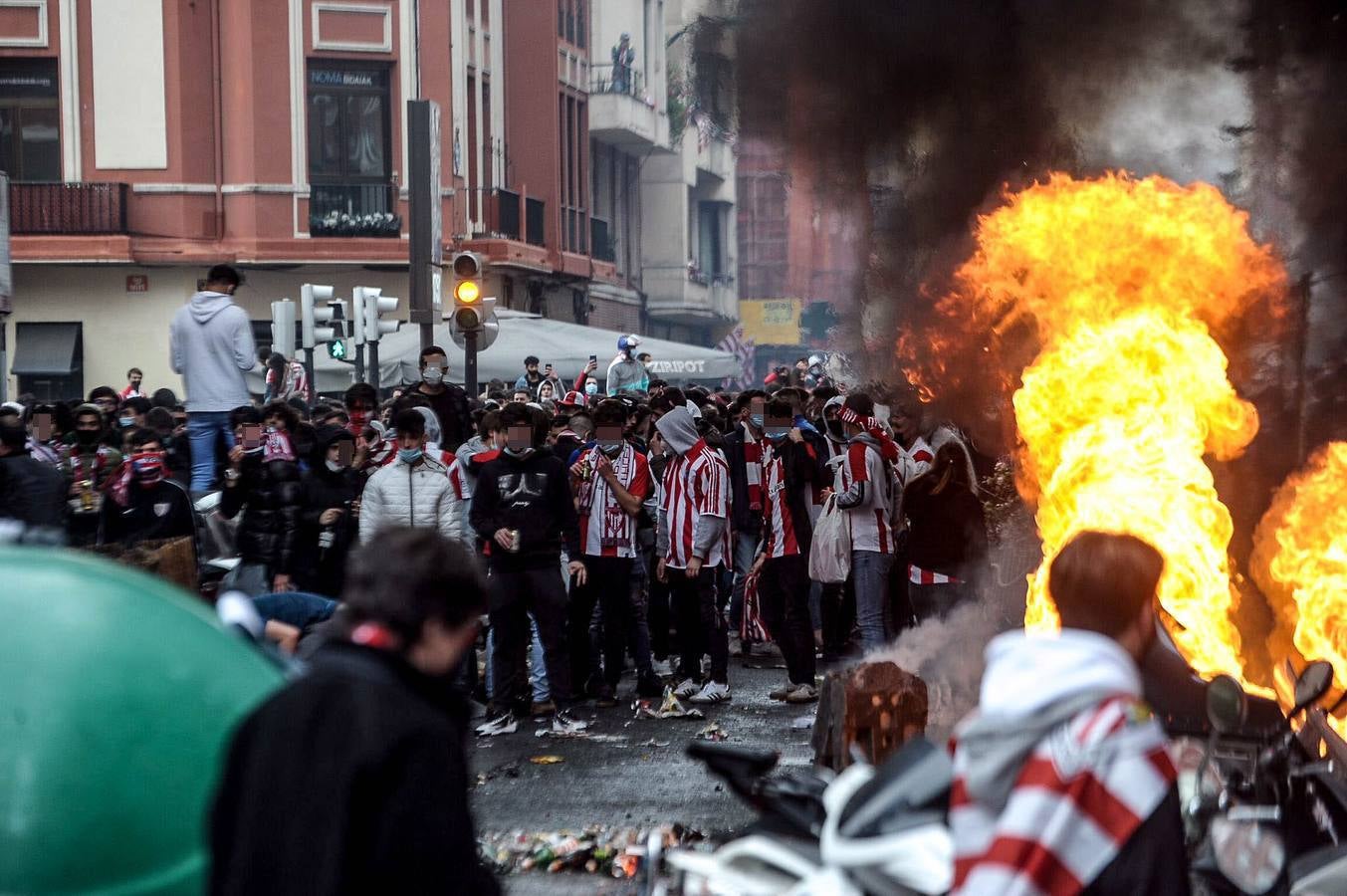 Fotos: Cargas de la ertzaintza en Pozas para disolver la multitud
