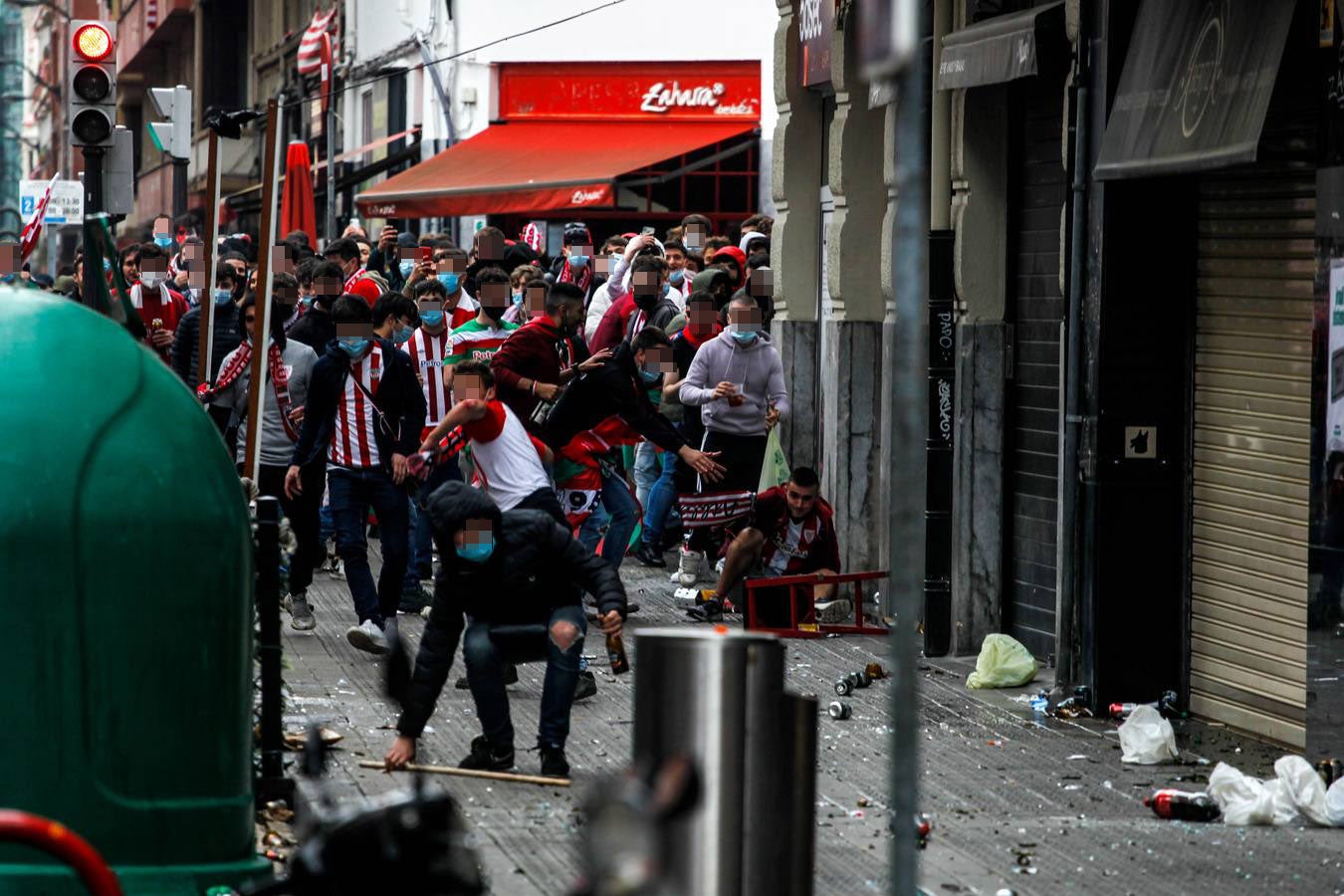 Fotos: Cargas de la ertzaintza en Pozas para disolver la multitud