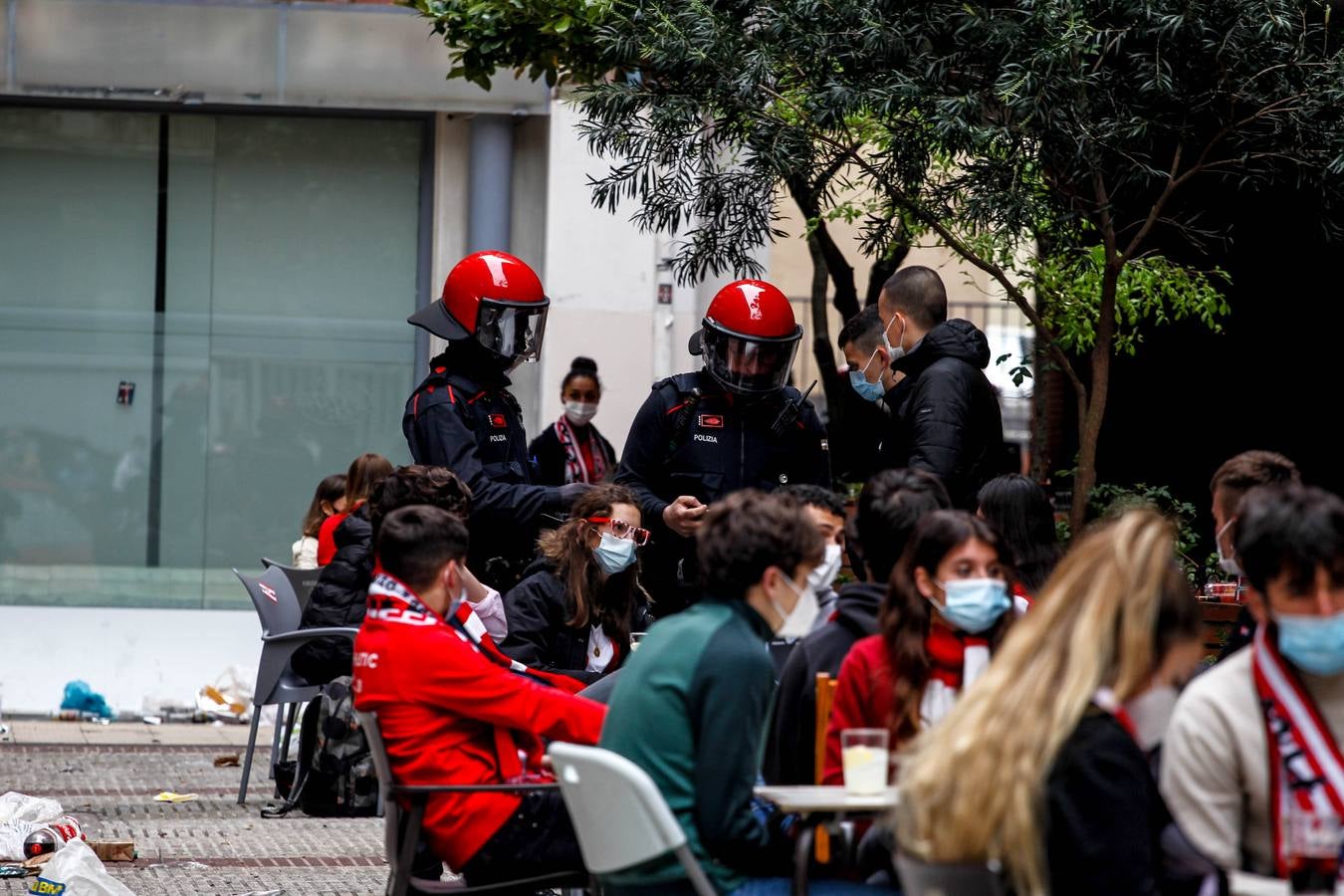 Fotos: Cargas de la ertzaintza en Pozas para disolver la multitud