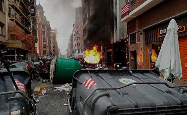 Fotos: Cargas de la ertzaintza en Pozas para disolver la multitud