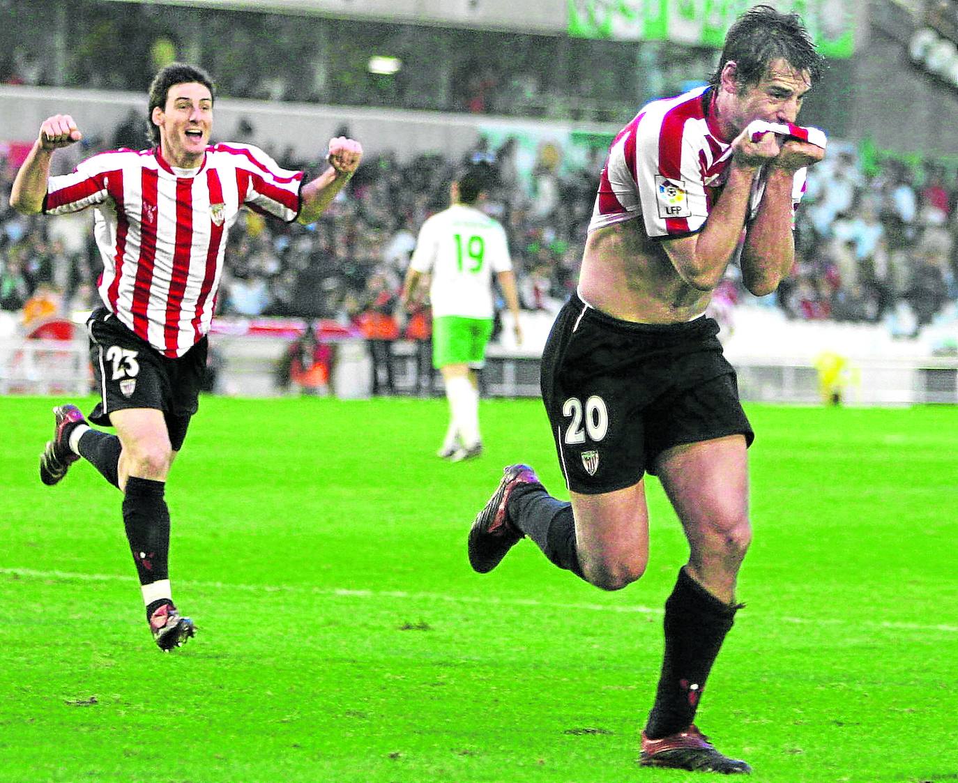 Maestro y alumno. Urzaiz celebra un gol perseguido por un jovencísimo Aduriz. 