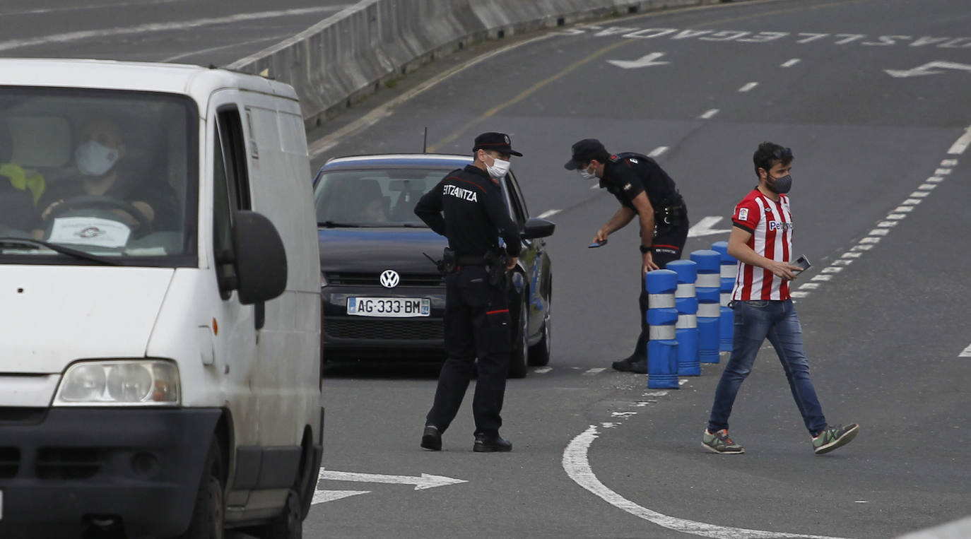 La Ertzaintza detiene a uno de los coches.