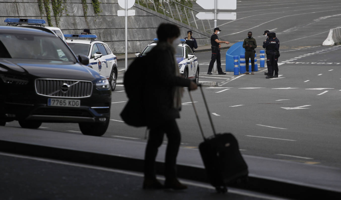 Un viajero observa el dispositivo policial.