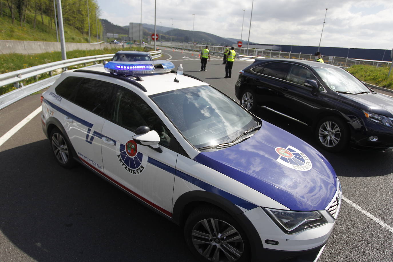 Los vehículos policiales bloqueaban una de las rotondas de acceso al aeródromo.