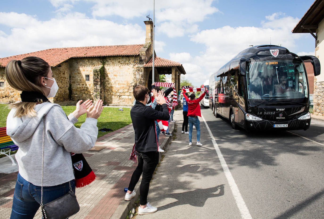 El autobús del Athletic, vitoreado en su recorrido.