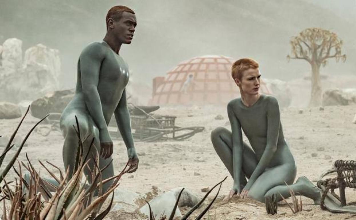 Los dos androides de 'Raised by Wolves'.