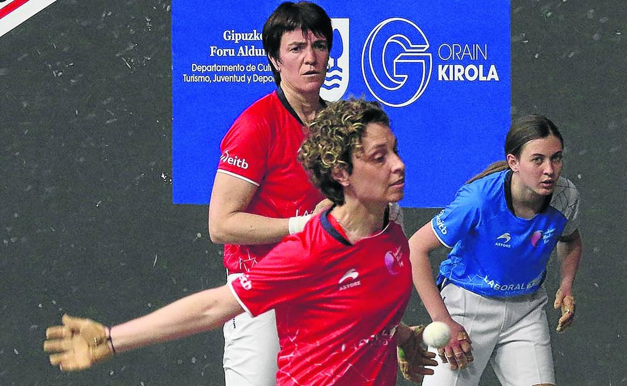 Iera Agirre golpea la pelota en la final disputada ayer en el frontón Uranzu de Irún. 