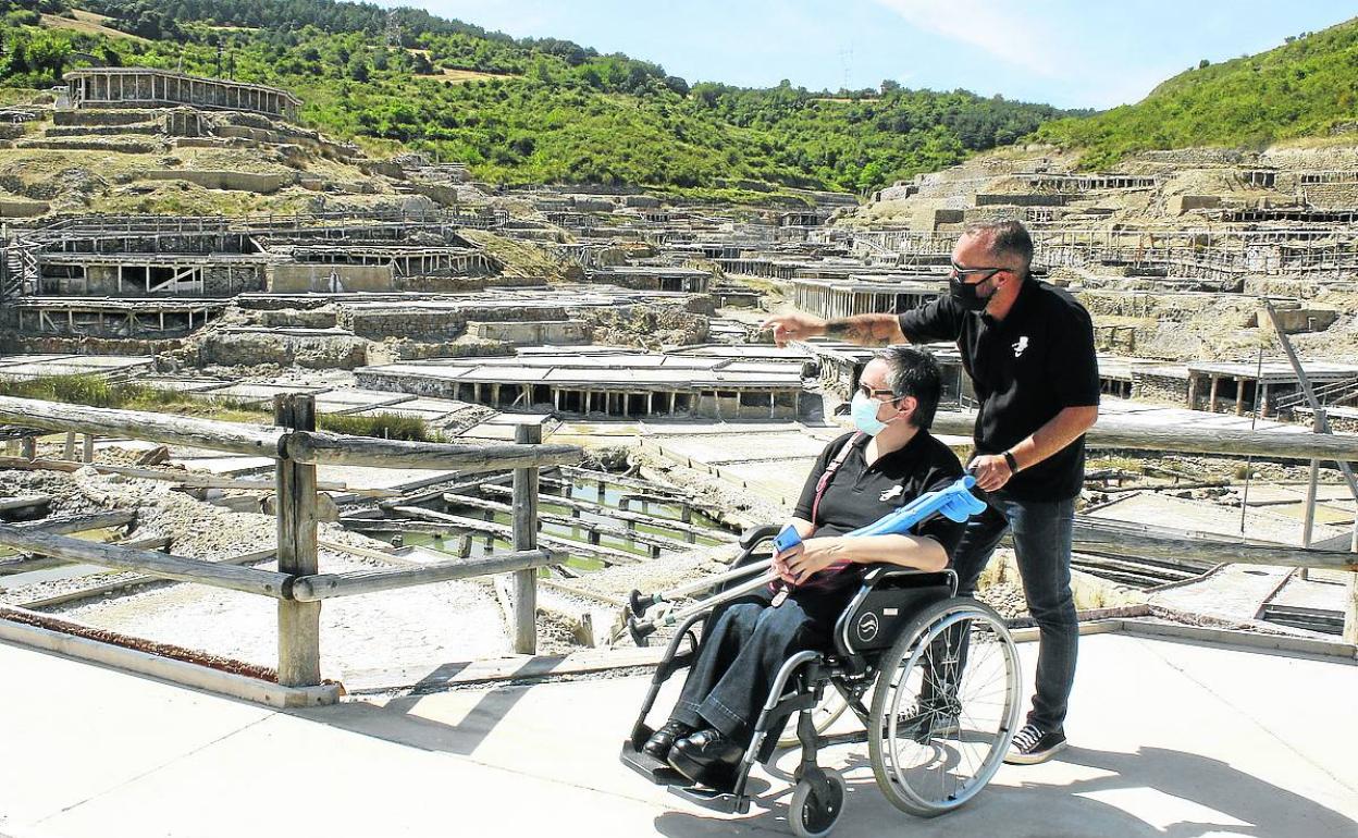 Muchos aspectos del Valle Salado de Añana se han adaptado a personas con discapacidad.
