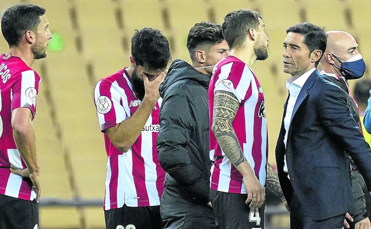 Marcelino trata de consolar a sus futbolistas en el césped de La Cartuja tras caer derrotados ante la Real en la final de Copa. 