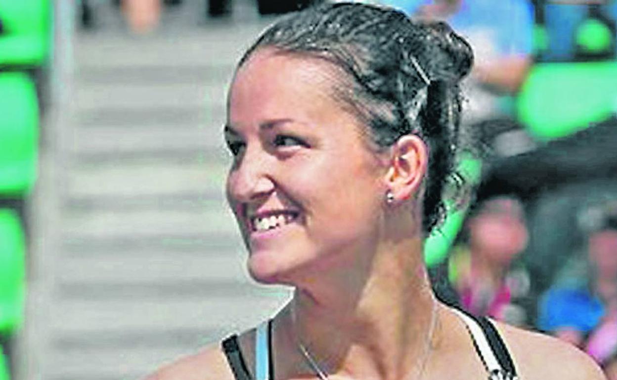 Lara Arruabarrena hace un gesto de triunfo tras un partido.