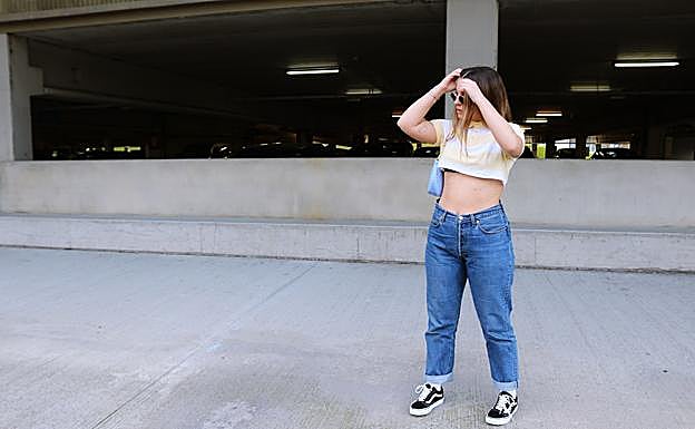 Descubre cómo actualizar las prendas que te ponías en los años 90