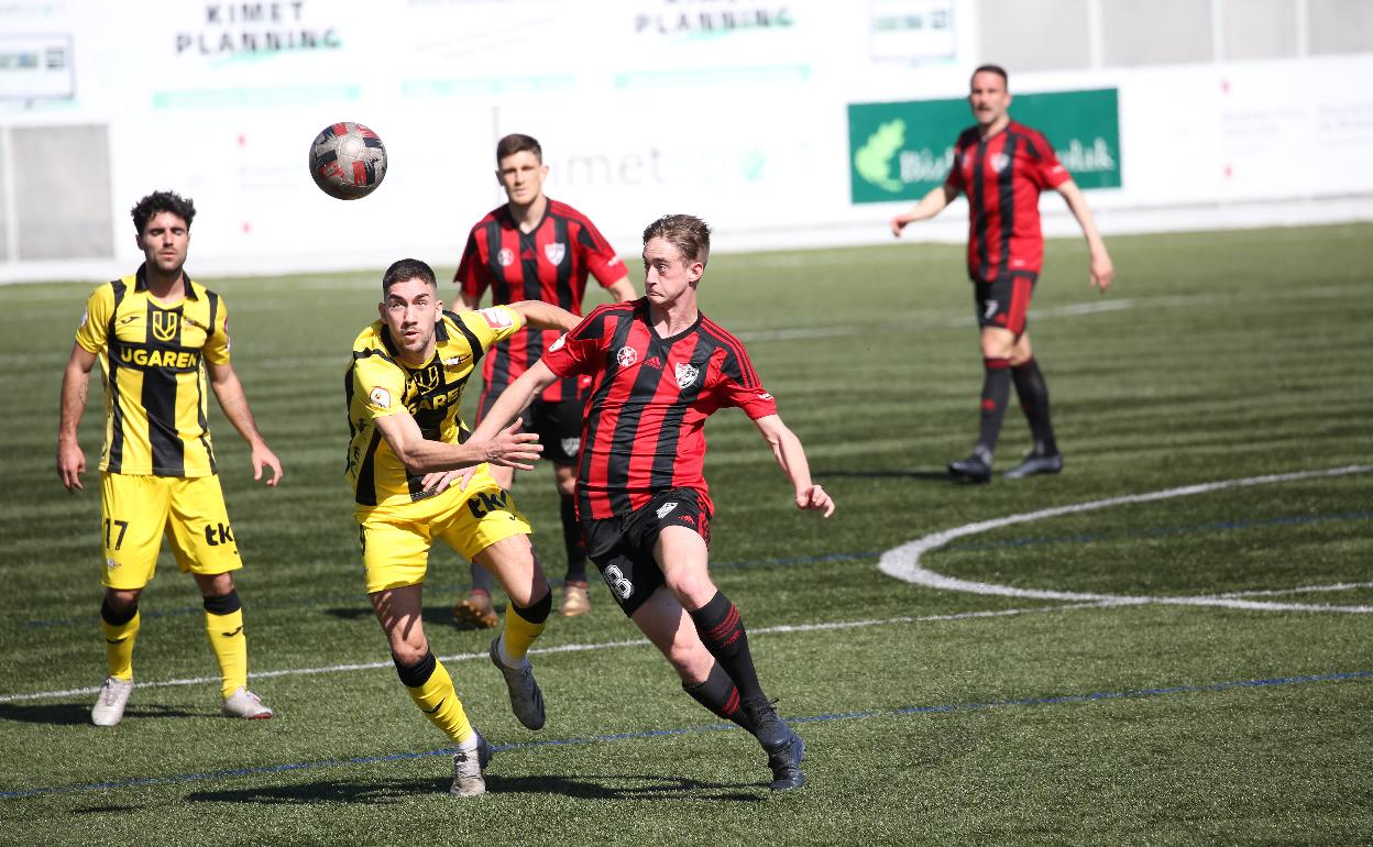 Mario Musy y Gorka Estrada pelean por un balón en el Arenas-Portugalete 