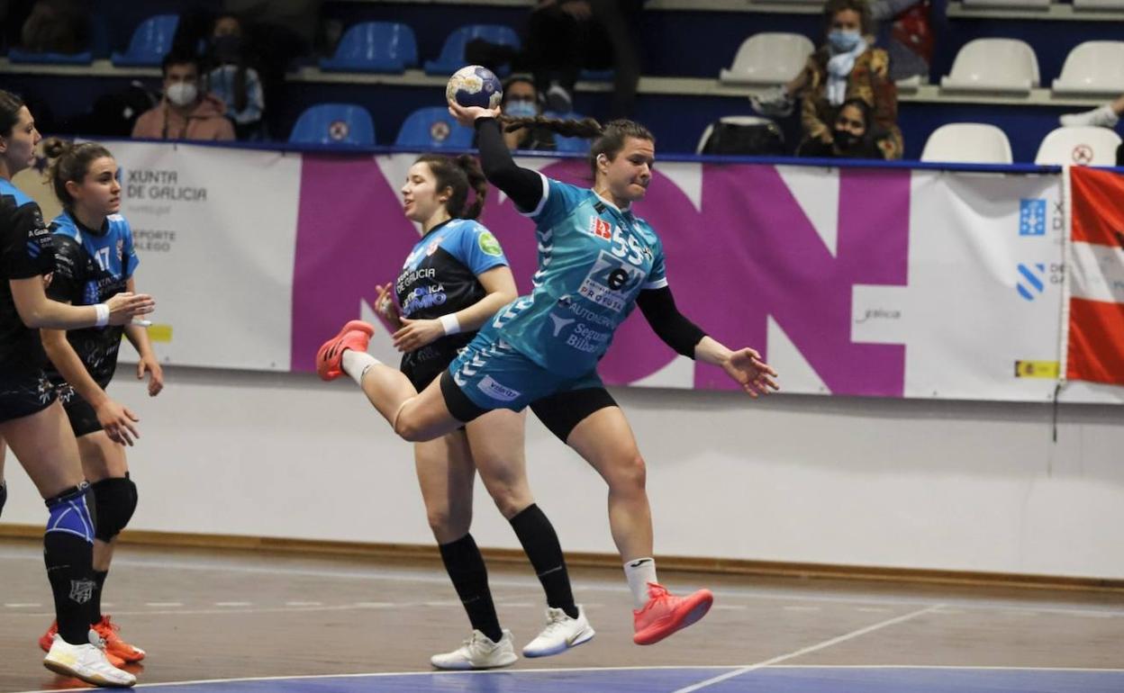 Mada Fernández-Agustí lanzando el balón en la pista gallega. 