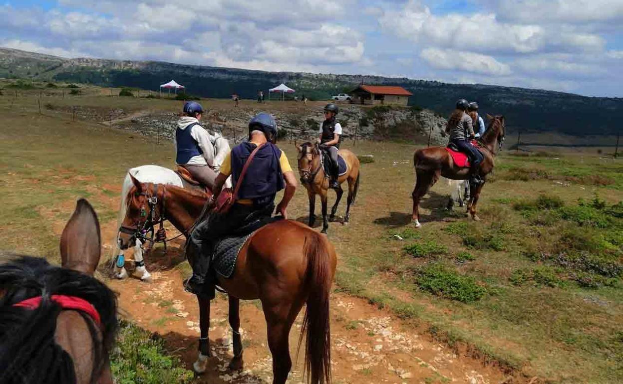 Los jinetes recorren paisajes naturales de Álava.