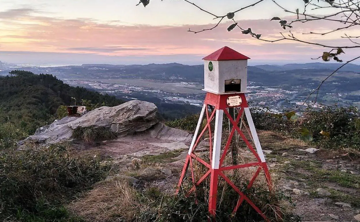 Buzón de la cima de Ganguren, con vistas al Txorierri y la costa. 