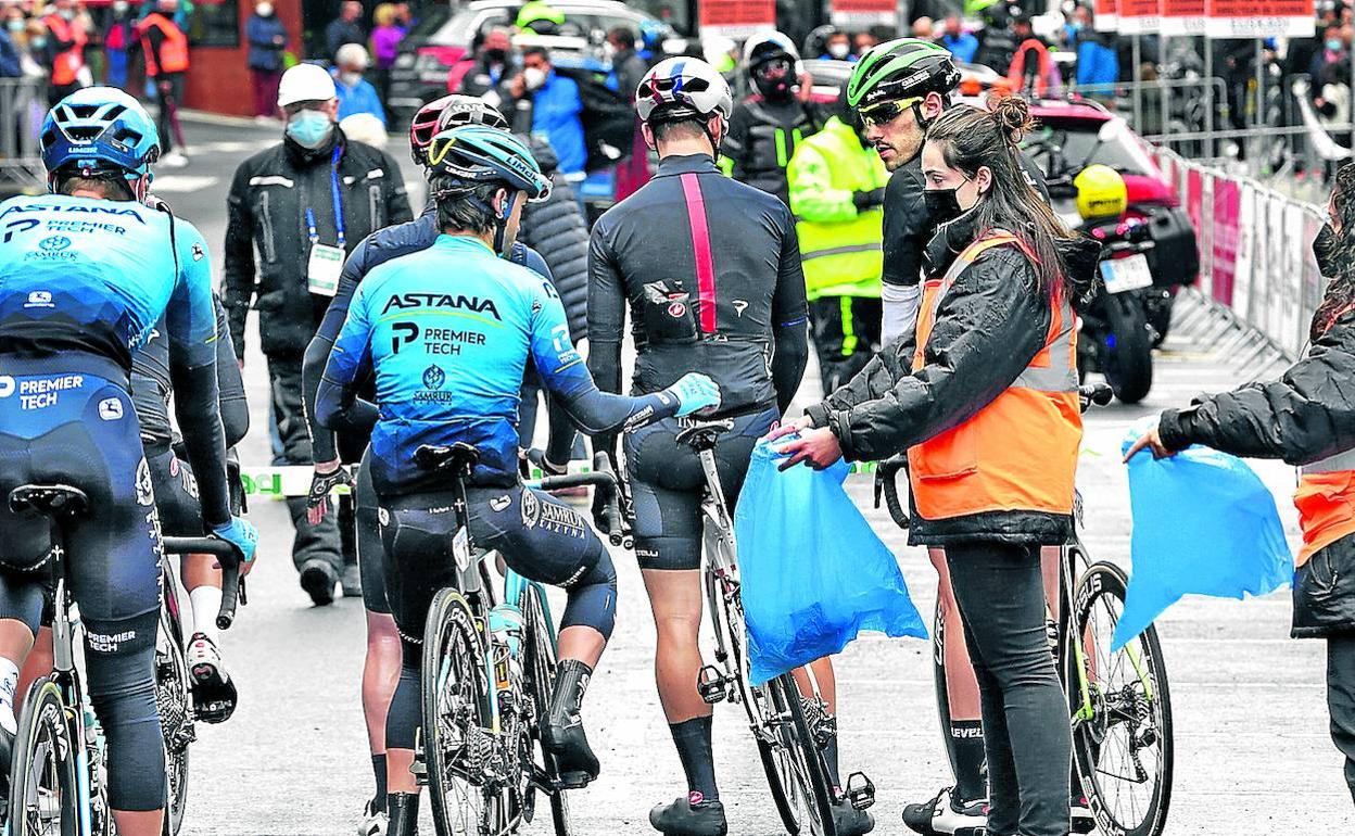 Los ciclistas tiran las mascarillas al iniciar la segunda etapa de la Itzulia en Zalla.