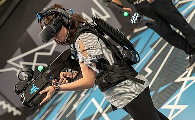 Una joven aguarda la aparición de los zombis en sus gafas de realidad virtual.
