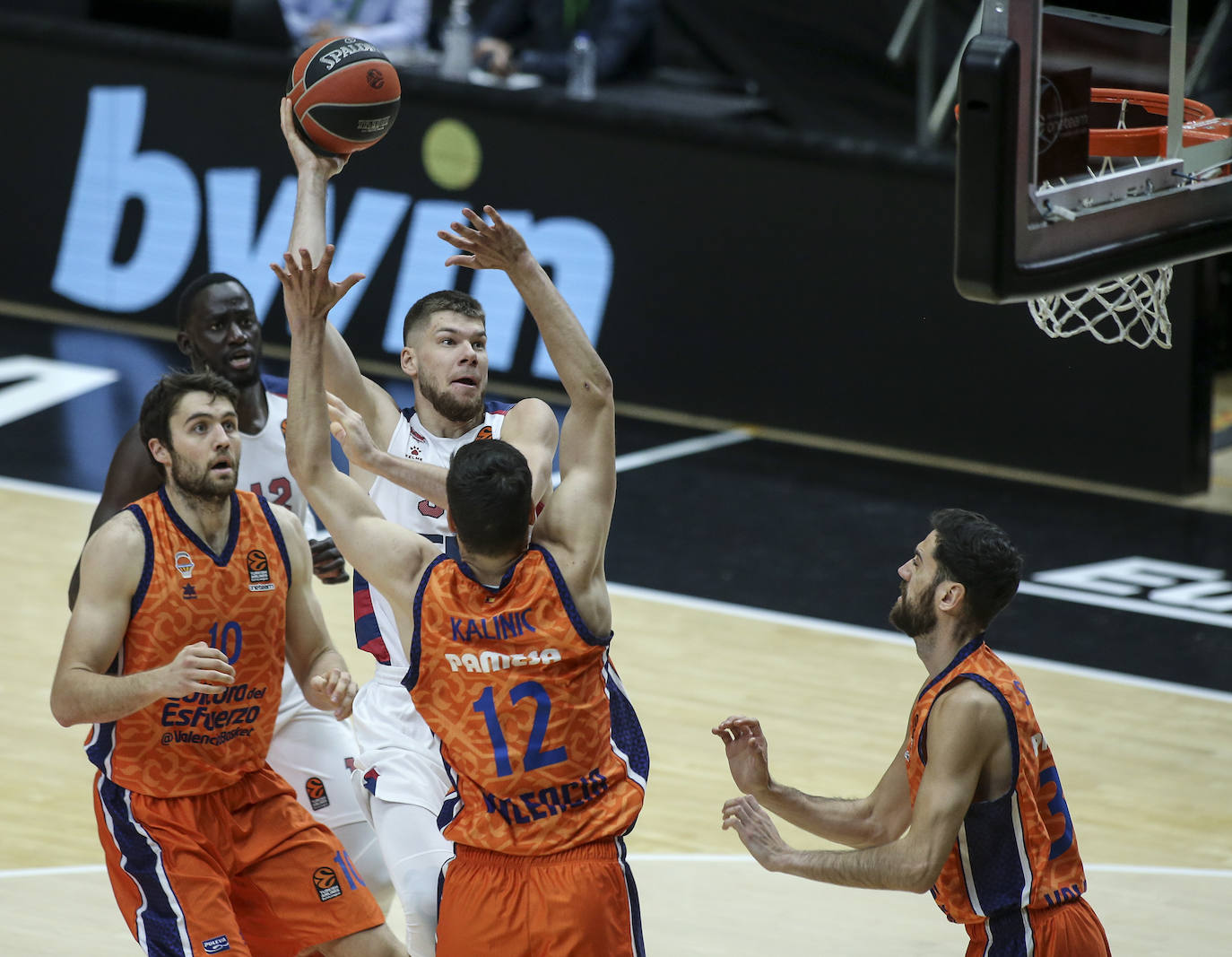 Fotos: Las mejores imágenes del Valencia Basket - Baskonia de la Euroliga