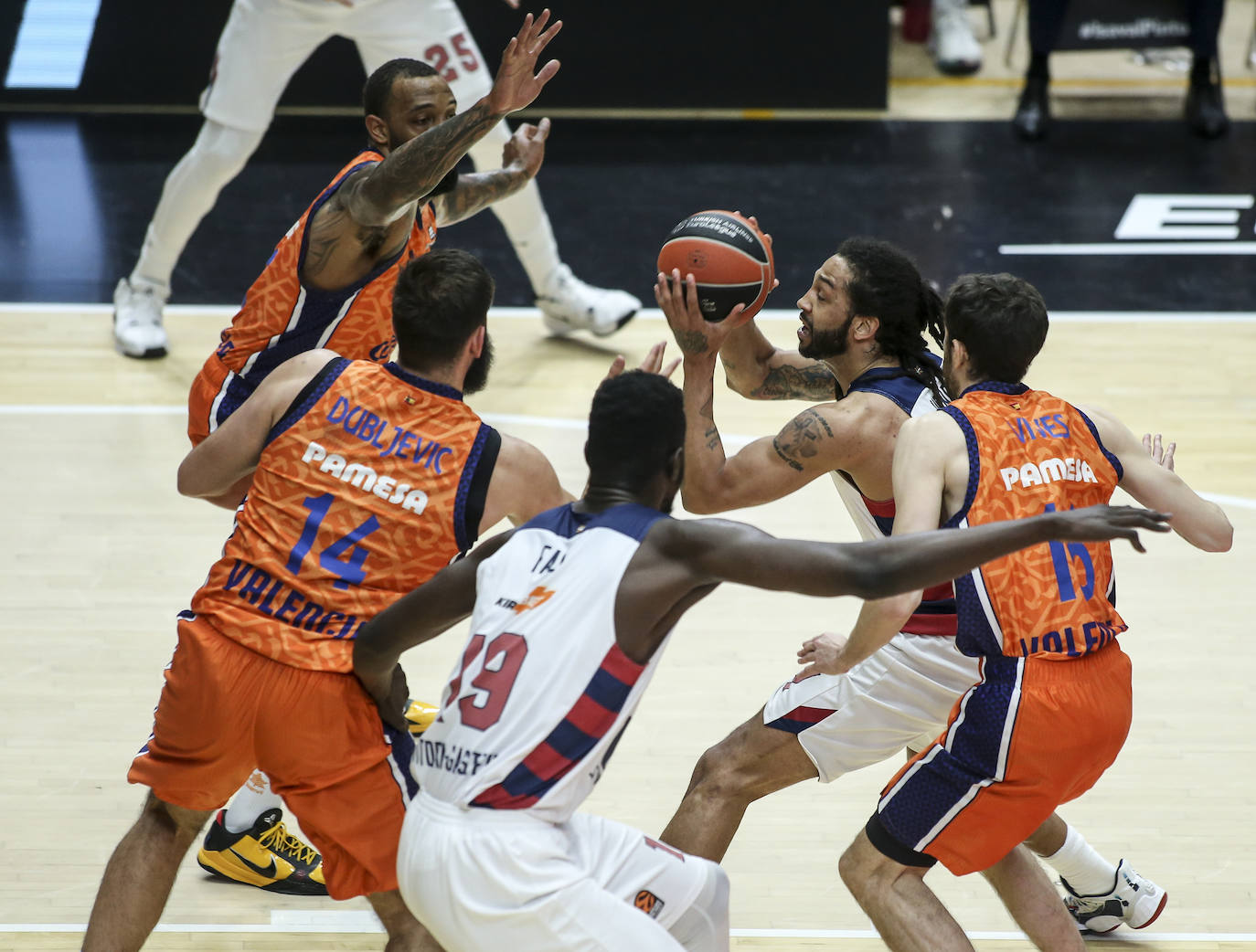 Fotos: Las mejores imágenes del Valencia Basket - Baskonia de la Euroliga