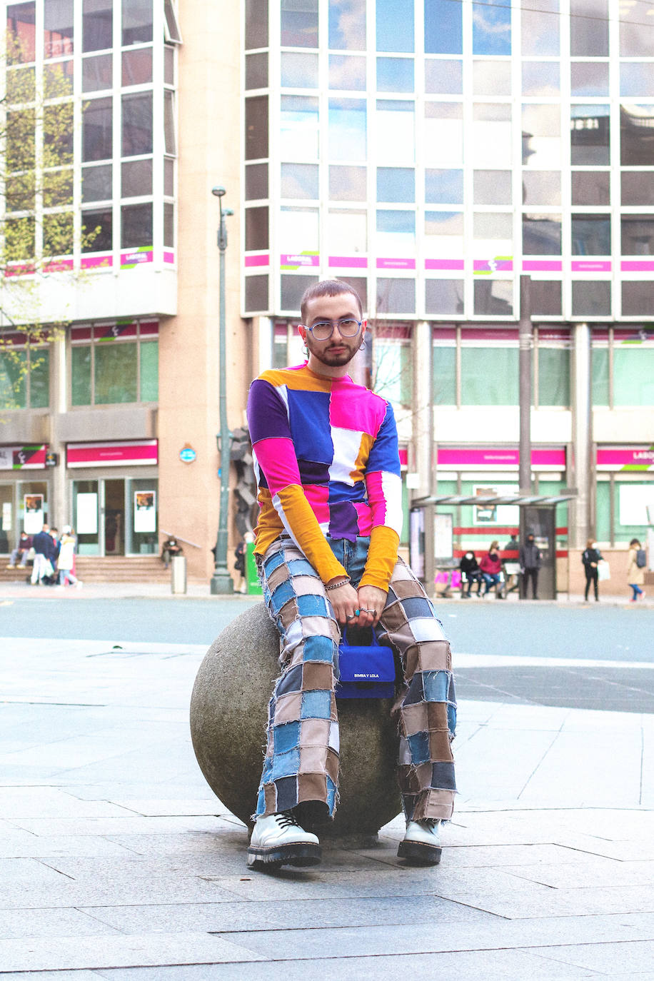 Fotos: Aritz, el rey del &#039;patchwork&#039; que no pasa desapercibido en Bilbao con sus diseños multicolor