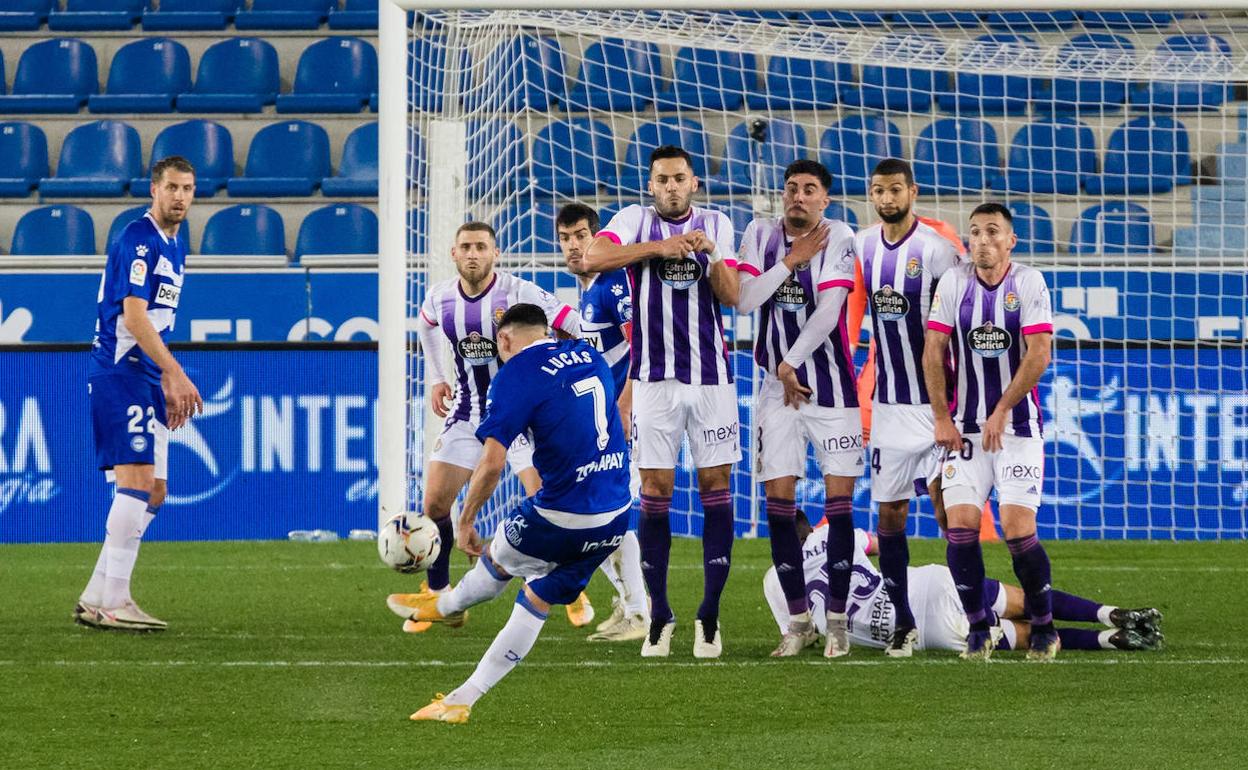 Lucas ejecuta una falta directa contra el Valladolid. 