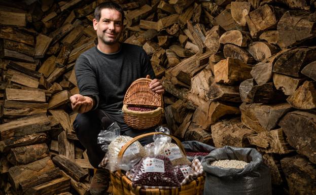 Jon Atiega posa junto a las variedades de alubia que cultiva.