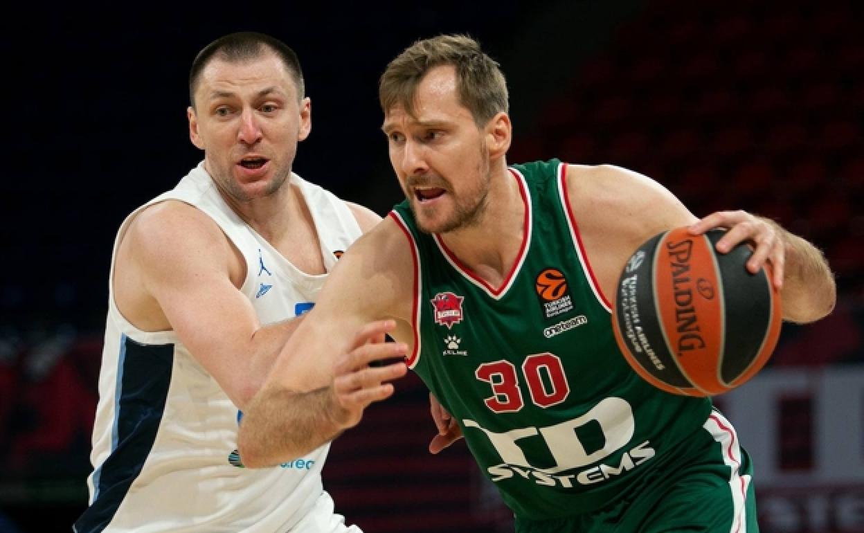 Zoran Dragic escapa de Vitaly Fridzon en el Buesa Arena. 