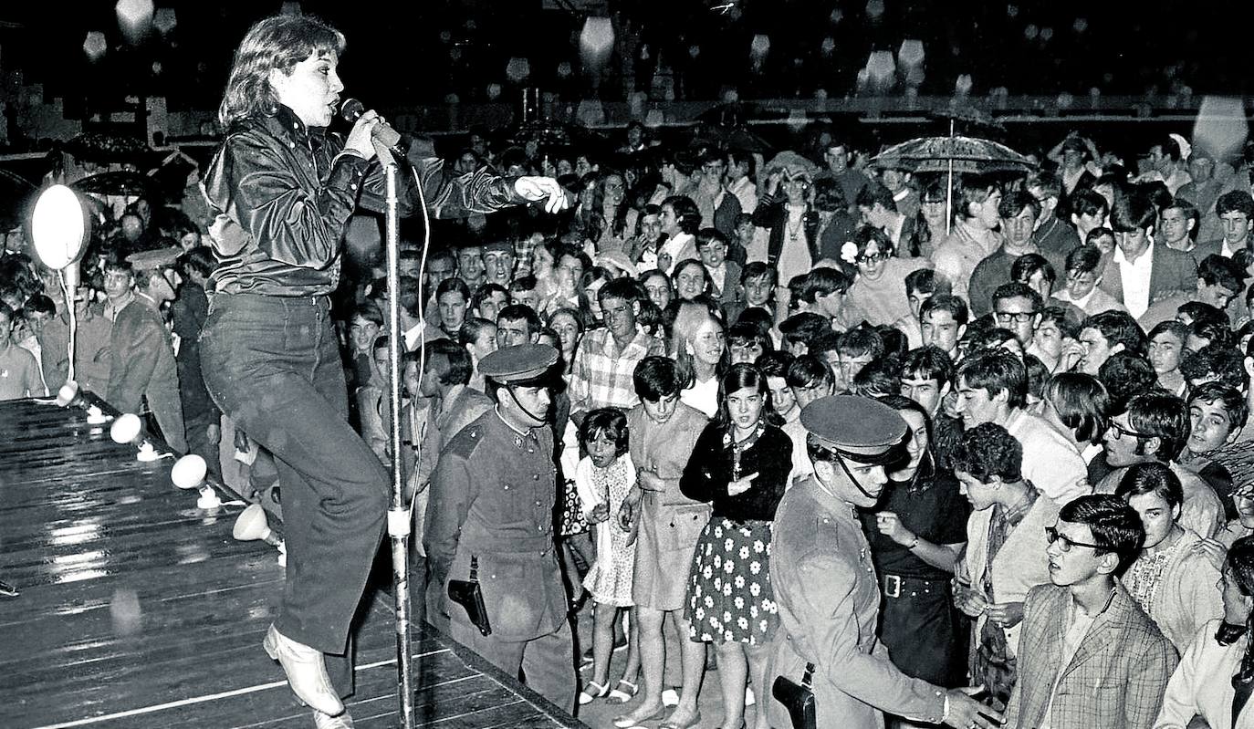 Con su voz adolescente y esas canciones pegadizas que se abrían hueco en el ‘hit parade’ de finales de los 60, Karina montó su propio guateque en la anterior plaza de toros de Vitoria el 11 de agosto de 1968. Tres años después quedaría segunda en el festival de Eurovisión. De la mano de Vesa, el ‘Carrusel Ye-Yé’ trajo aquel día de resaca festiva en la ciudad a la joven reina del pop para cantar bajo la lluvia, por momentos con la protección de un paraguas, varios de sus grandes éxitos, ‘Muñeca de cera’, ‘Romeo y Julieta’, ‘El baúl de los recuerdos’, ‘La flecha del amor’... El aplazamiento del concierto por el aguacero amotinó a los fans alrededor de la cantante jienense. Cuando amainó, subieron al escenario ‘Los Bravos’ y prosiguió el baile.