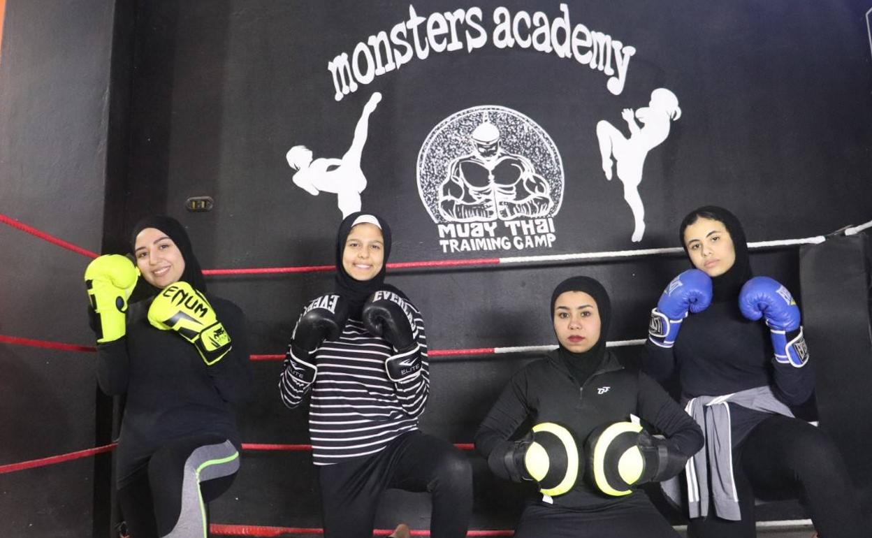 Jóvenes egipcias practicantes de muay thai en la Monsters Academy, a principios del mes de abril. 