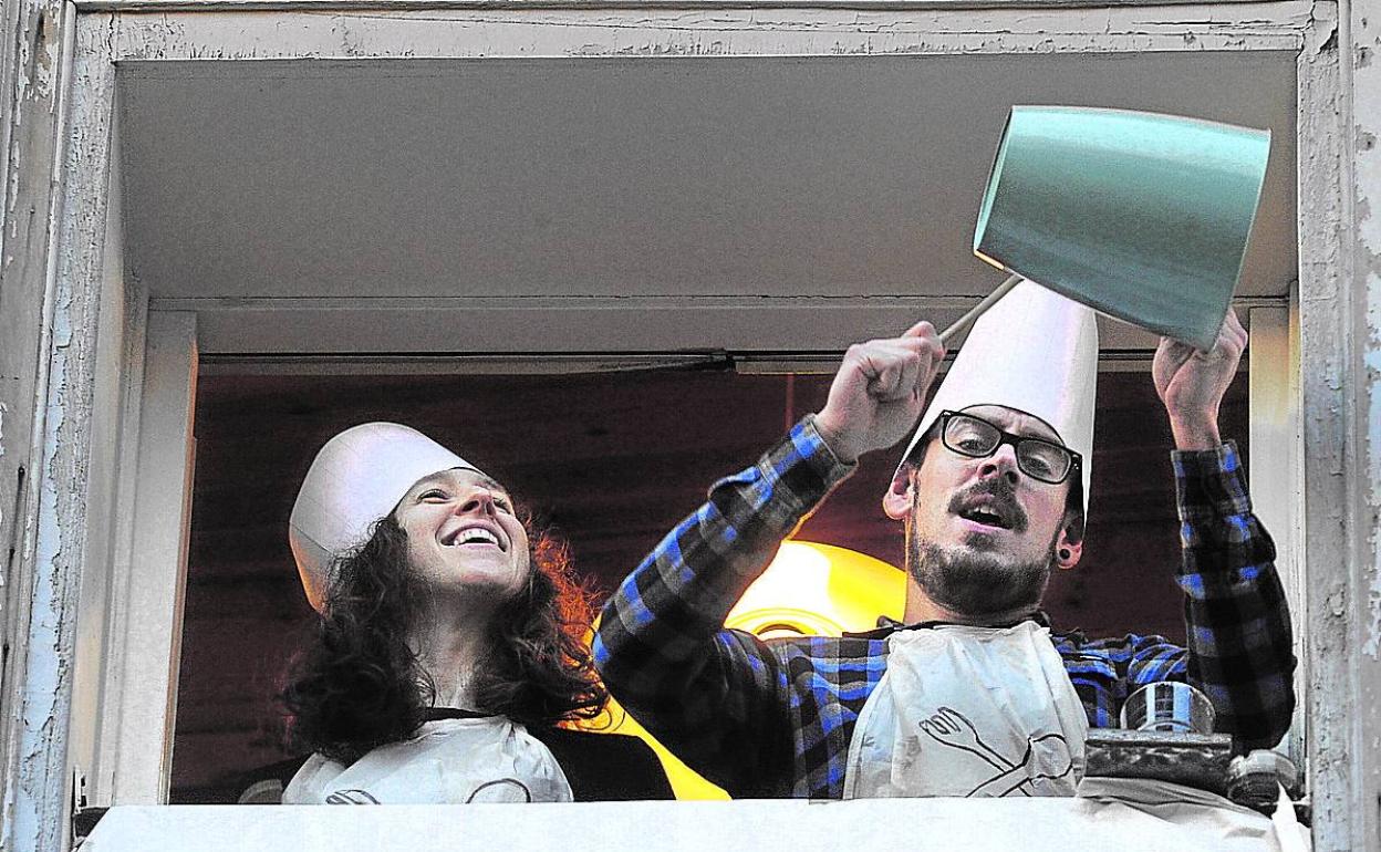 Imágenes como esta de 2020 volverán a repetirse la noche del 27 de abril en los balcones.