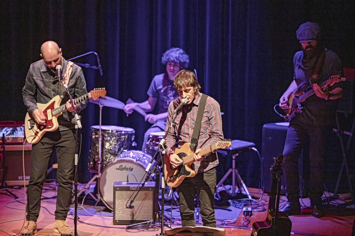 Rubén Caballero (guitarra), Karlos Arancegui (batería), Imanol Ubeda (voz y guitarra) y Fernando Neira (bajo).