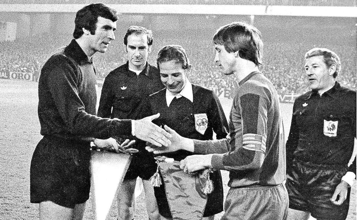 Iribar y Cruyff se saludan e intercambian banderines en los prolegómenos del partido entre el Athletic y el Barcelona. 