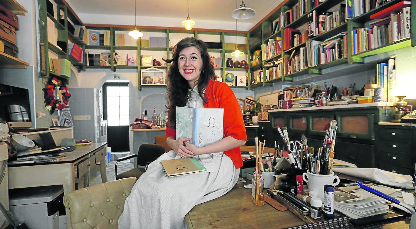 Elisabeth Pérez ha conservado las baldas y cajones del ultramarinos donde tiene su base de operaciones la editorial Bonito.