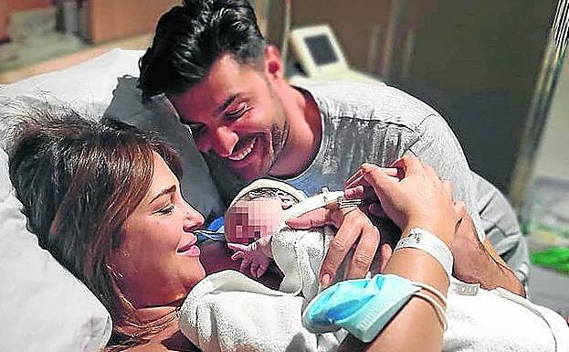 Paula Echevarría y Miguel Torres con su hijo recién nacido. 