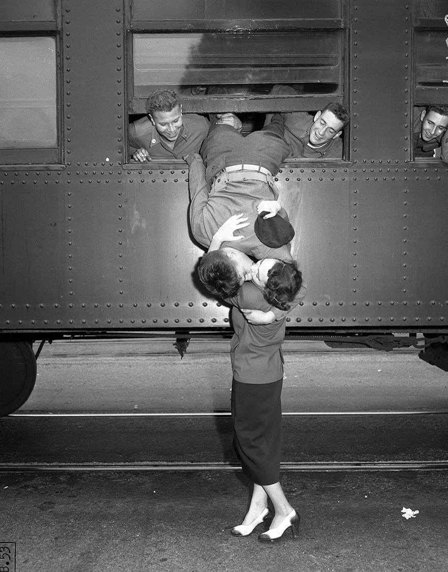 Las despedidas antes de partir hacia la batalla han dejado momentos inolvidables a lo largo de la historia. En esta imagen, un soldado abandonad Los Ángeles con destino a la Guerra de Corea. Sacada el 6 de septiembre de 1950, se desconoce el nombre de su autor. 