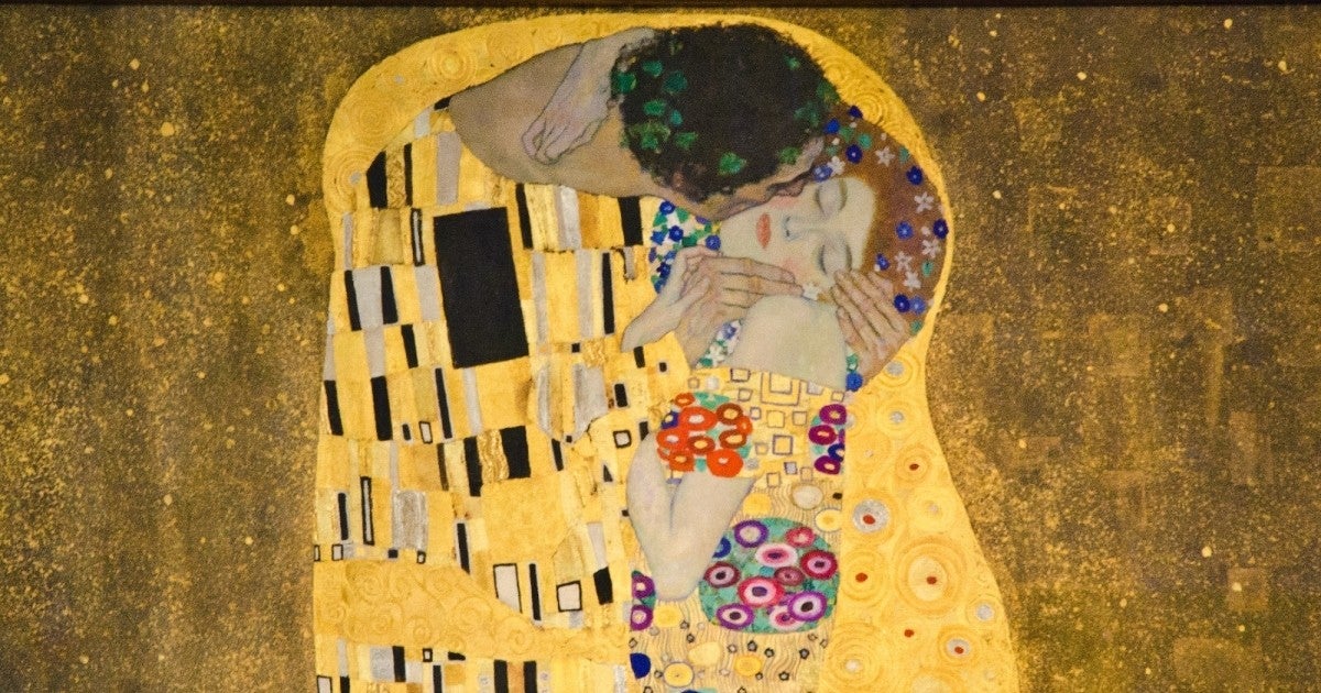 La obra de Klimt es una interpretación única del beso pintada en 1908 y enmarcada en la corriente del simbolismo, contemporánea al art nouveau. Se dice que Gustav Klimt pintó el beso inspirándose en los fondos pintados con oro de los mosaicos bizantinos de la Iglesia de San Vitale en Ravena (Italia). Los amantes flotan en un espacio dorado sobre una pradera llena de flores que simboliza el amor. 