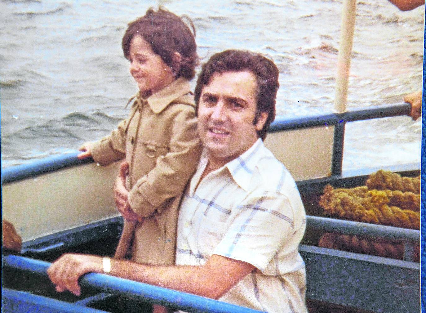 Recuerdos. José María Latiegui, junto a su hija Amai, en una fotografía del álbum familiar, a bordo del barco Ciudad de San Sebastián.