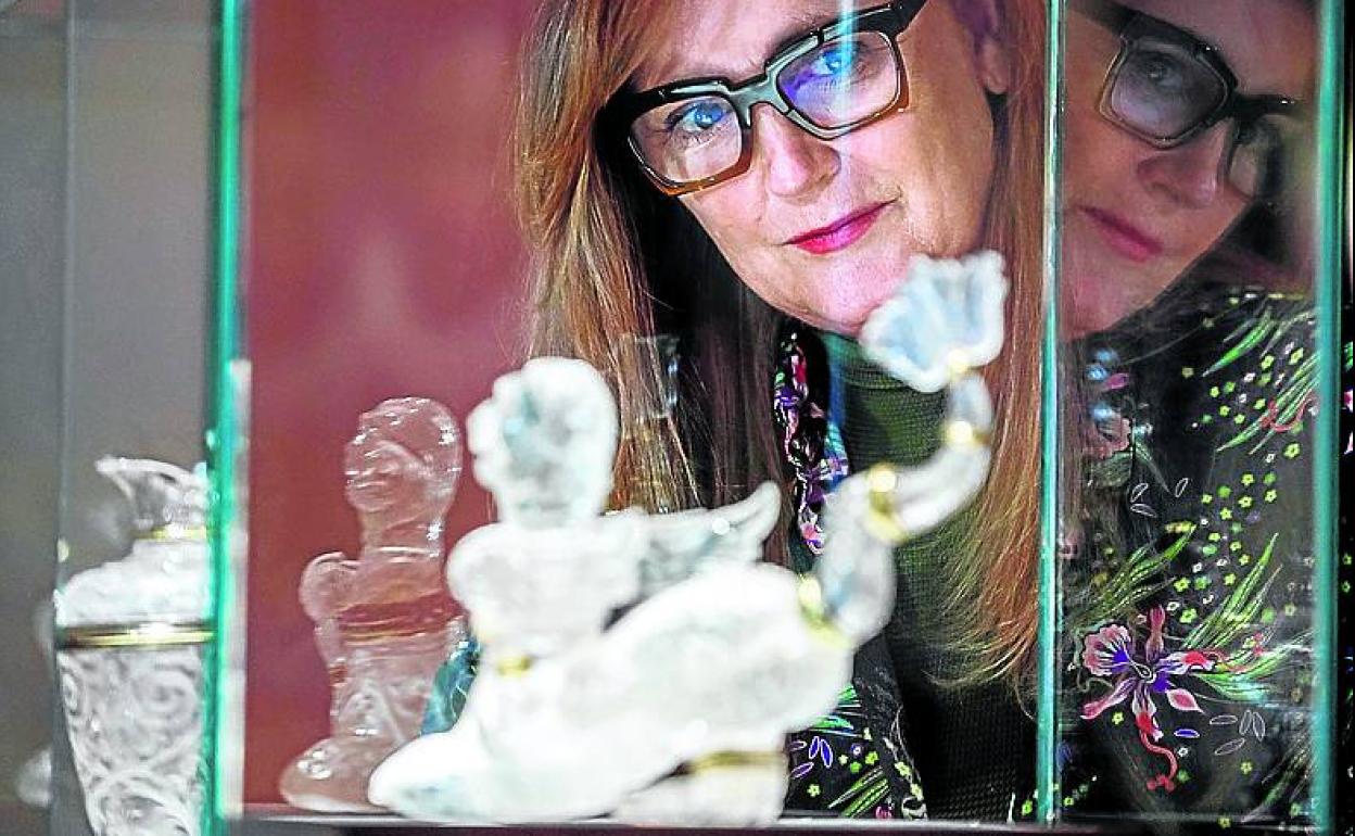 La hija del barón, Francesca, con una talla en cristal. 