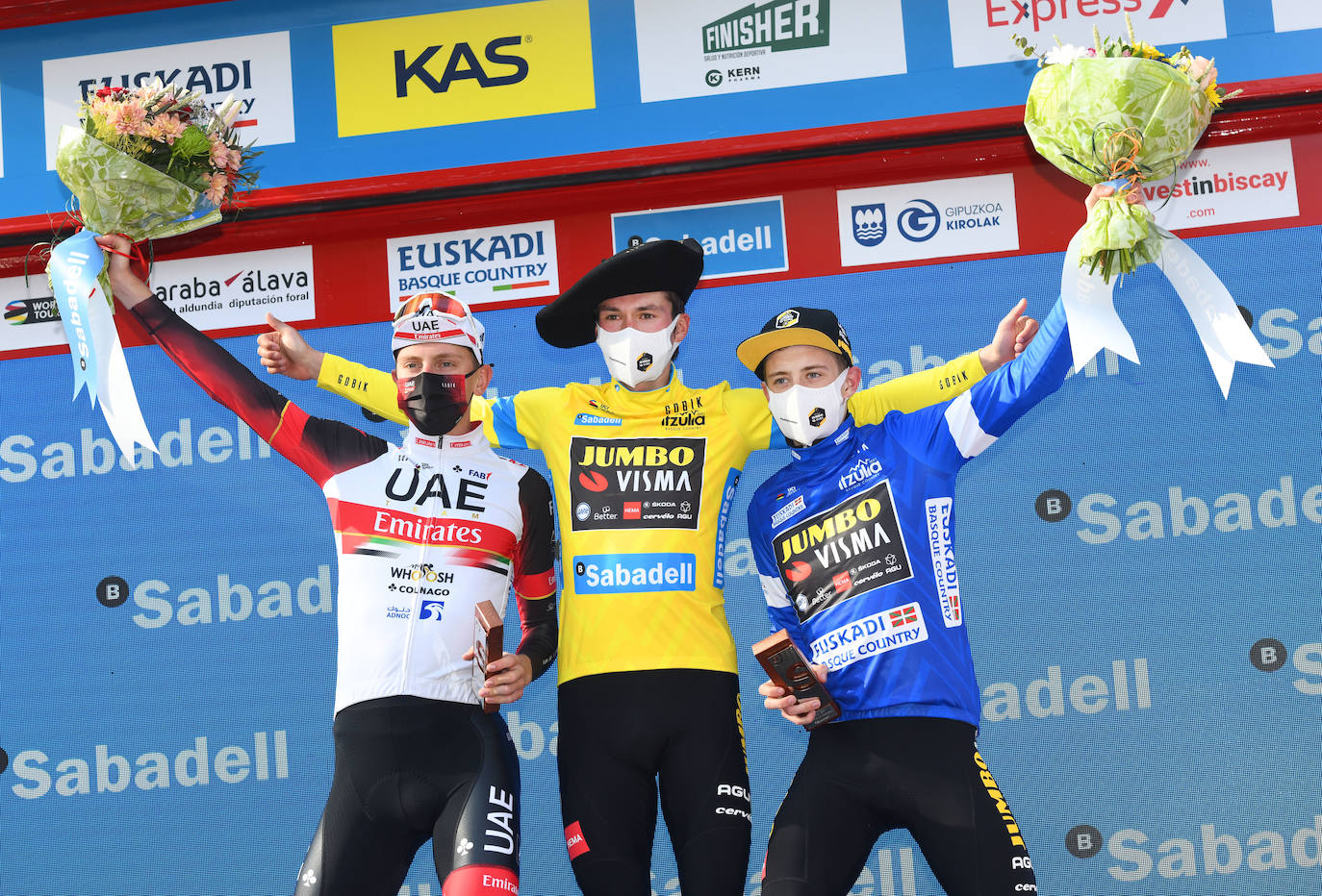 Roglic, 2021eko Itzulia ondoren, Vingegaard eta Pogacarrekin podiumean.